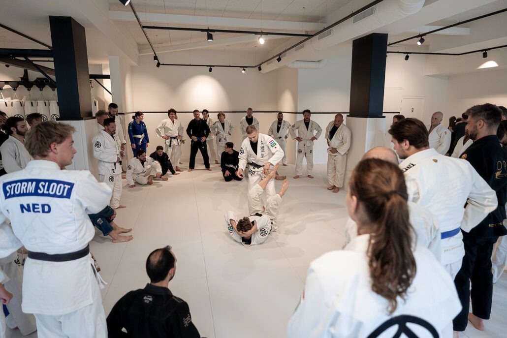 Van witte naar blauwe band: hoe lang duurt BJJ-progressie echt? 9 Van witte naar blauwe band: hoe lang duurt BJJ-progressie echt – Sportschool Herbert Ede