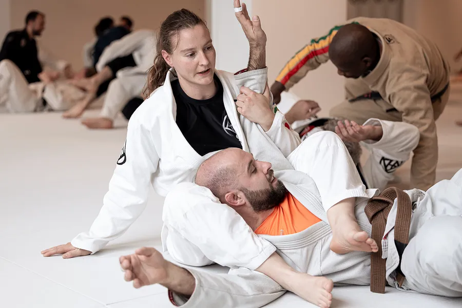 Zelfverdediging voor vrouwen in Ede 2 Vrouw zet een armklem op tijdens zelfverdedigingstraining bij Sportschool Herbert in Ede