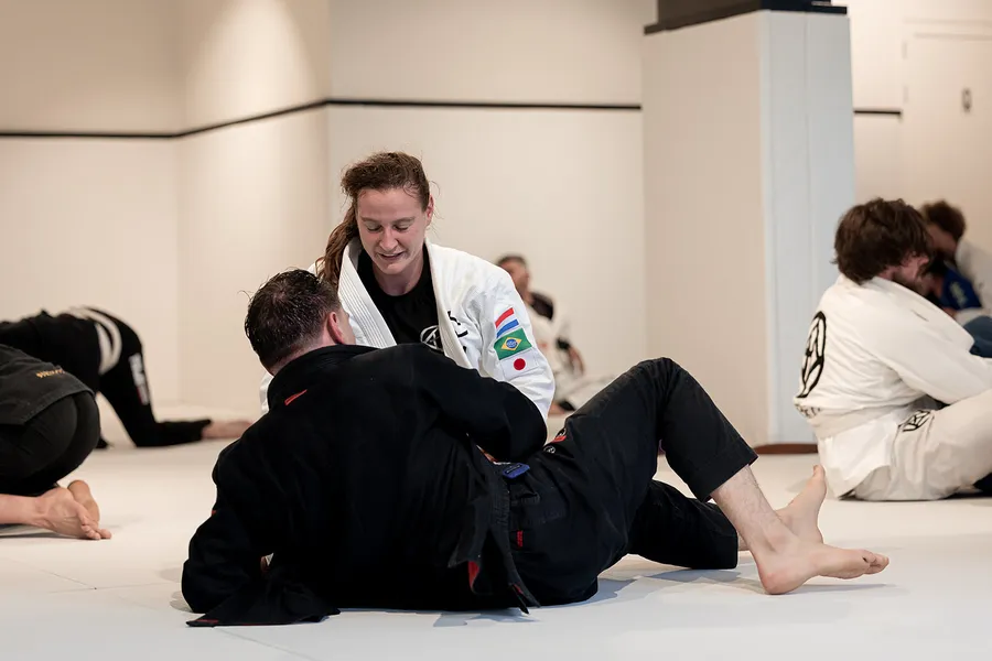 Zelfverdediging voor vrouwen in Ede 3 Vrouw controleert haar trainingspartner tijdens de les bij Sportschool Herbert in Ede
