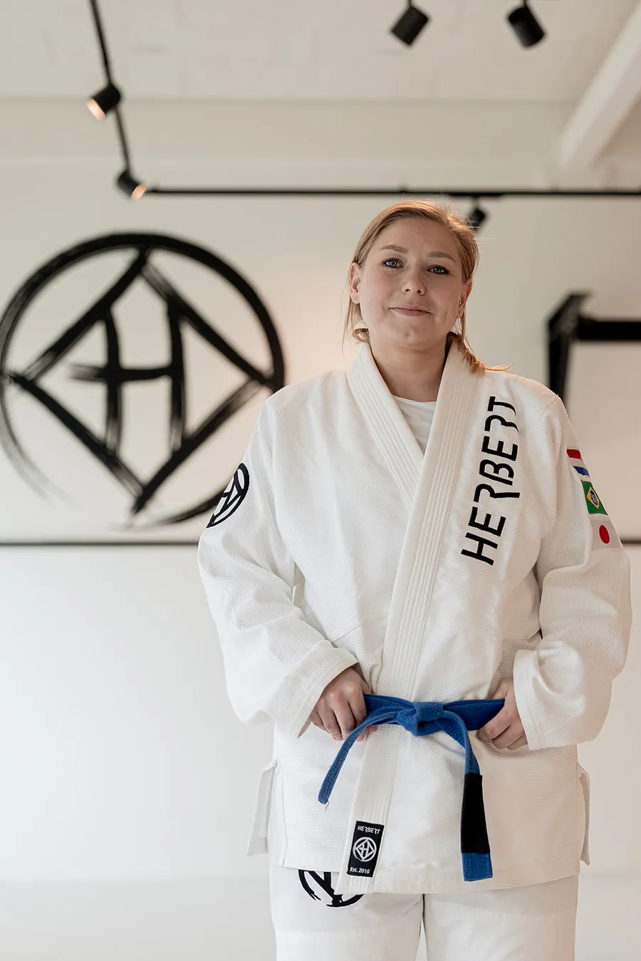 Zelfverdediging voor vrouwen in Ede 9 Vrouwelijke docent van Sportschool Herbert in Ede knoopt haar band