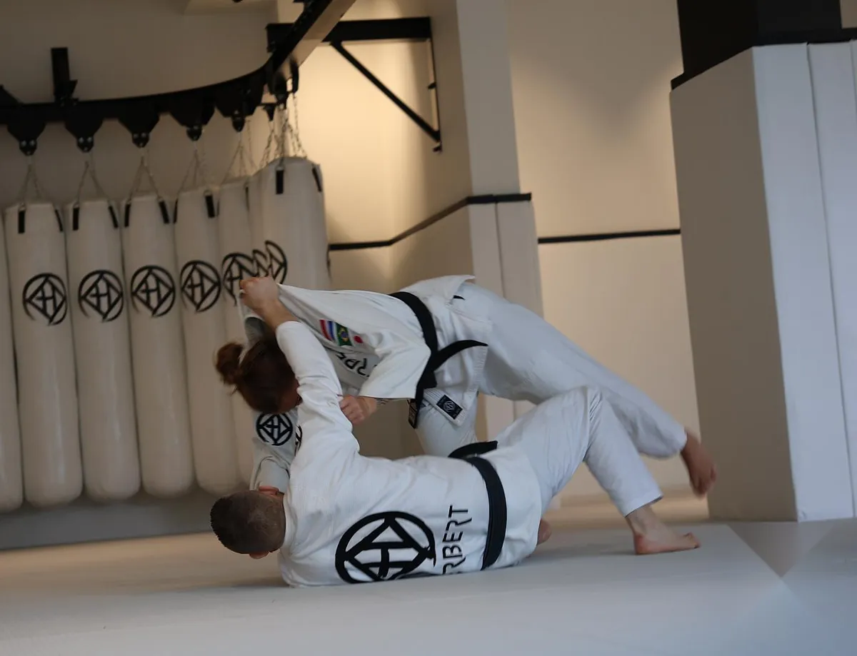 Zelfverdediging voor vrouwen in Ede 6 Vrouw voert werptechniek uit bij Sportschool Herbert in Ede