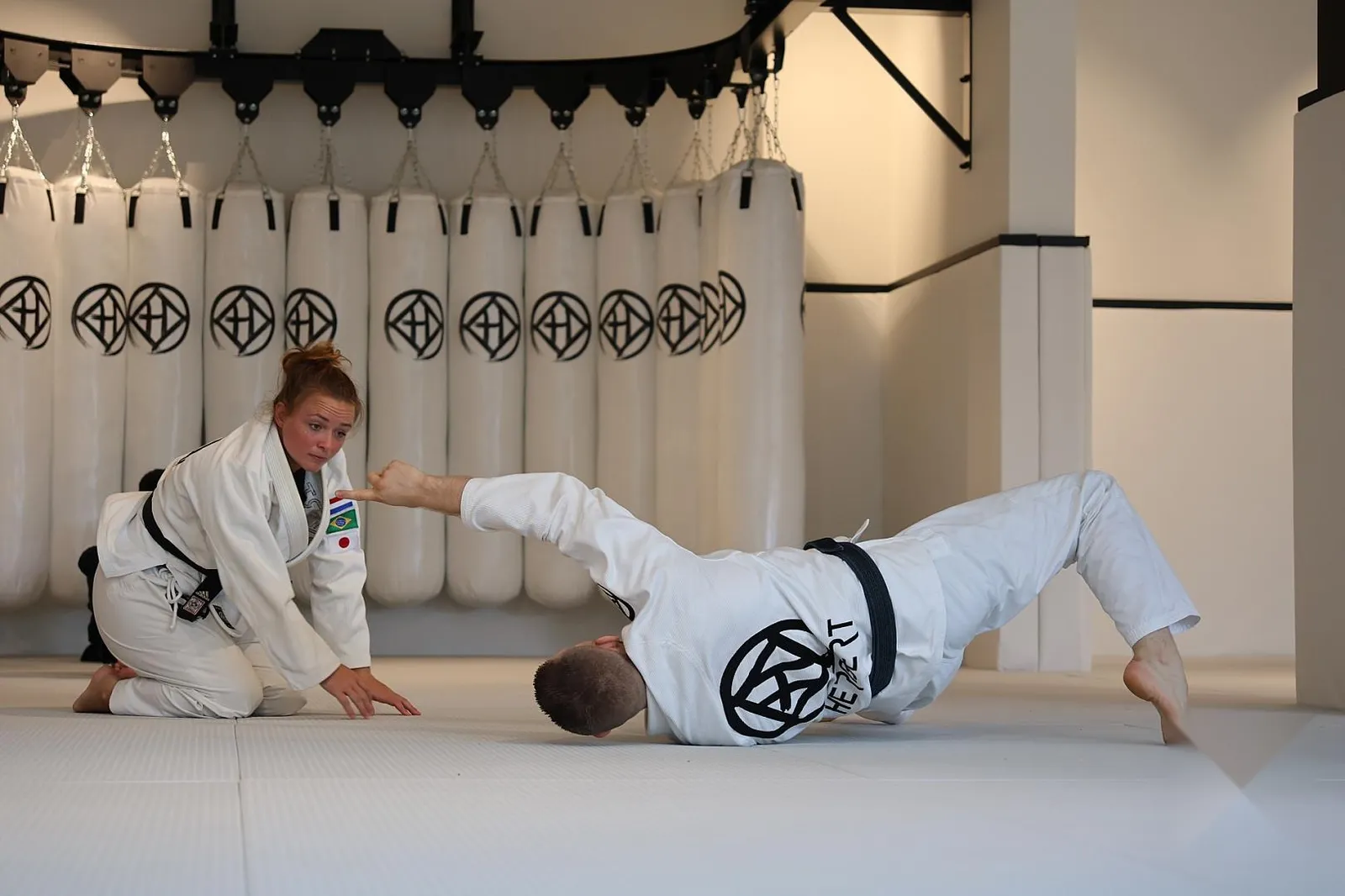 Zelfverdediging voor vrouwen in Ede 5 Vrouw werpt trainingspartner tijdens zelfverdedigingstraining bij Sportschool Herbert in Ede